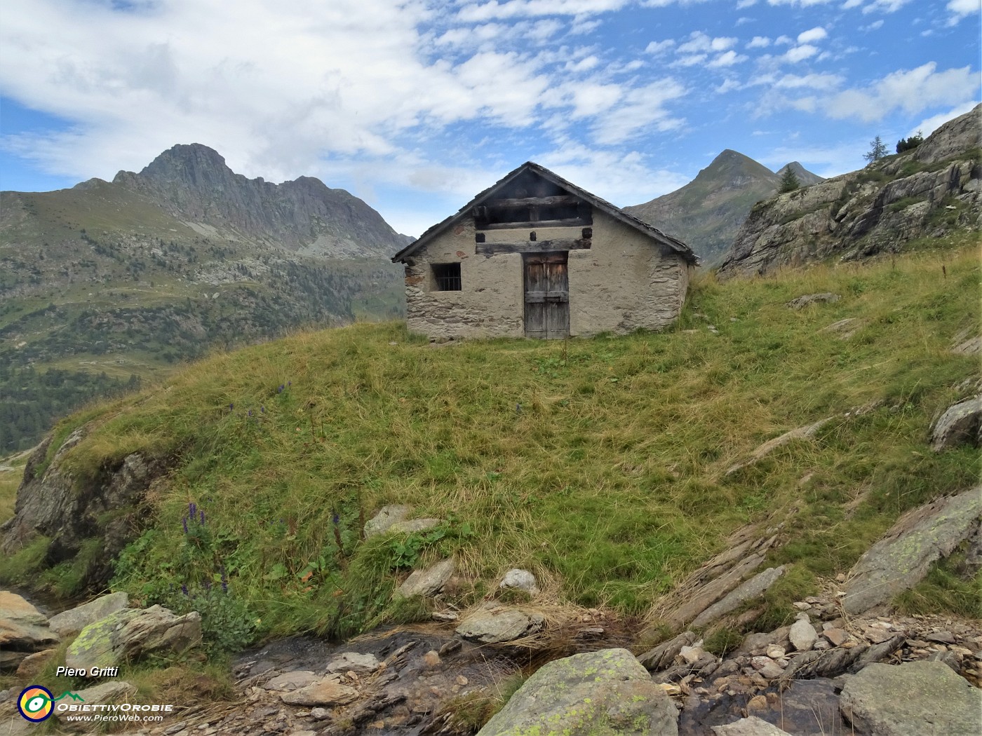 64 Passaggio ad una baita con vista sul Pizzo del Becco a sx  e il Pizzo Farno a dx.JPG